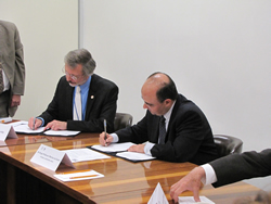 IWR/ICIWaRM Director Pietrowsky and UNAM General Secretary Martínez de Castro signing the MOU.