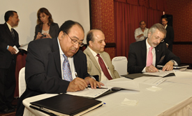 Photo of Bob Pietrowsky, Director of IWR (right), and Frank Rodríguez, Executive Director of INDRHI (left), sign the memorandum of understanding on behalf of ICIWaRM and CEHICA. Looking on is UNESCO's Acting Director of the Division of Water Sciences, Alberto Tejada-Guibert (center).