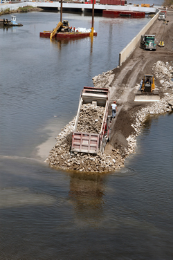 Photo of 17th Street Canal breach repairs