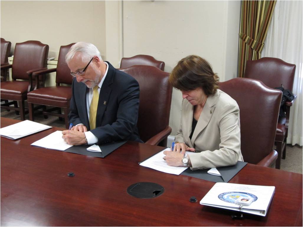 Picture of ASA (CW) Jo-Ellen Darcy and NRCS Chief Dave White signing MOU in 2011