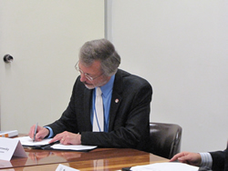 Picture of IWR and ICIWaRM Director Pietrowsky at the MOU signing
